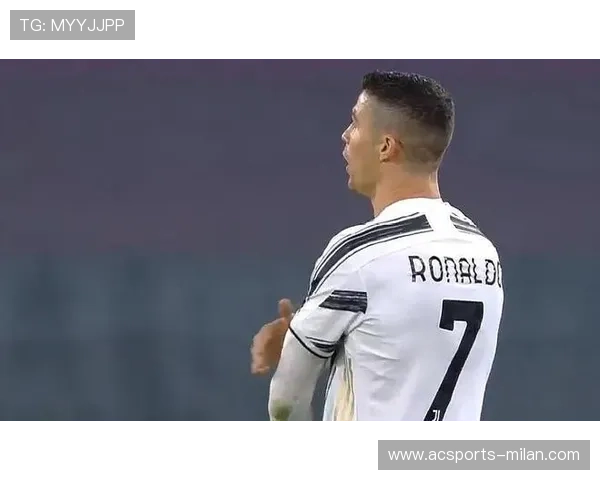 德里赫特与替补中卫单独练习定位球衔接，防守细节升级